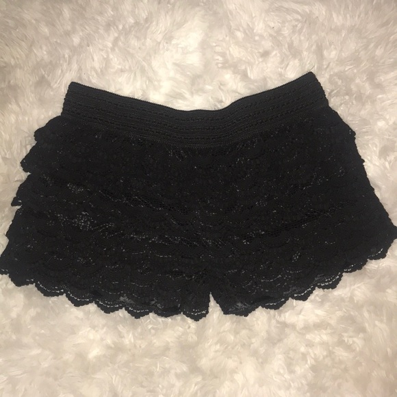 🚫SOLD🚫Like New Black Crocheted Lace Shorts - Picture 1 of 1